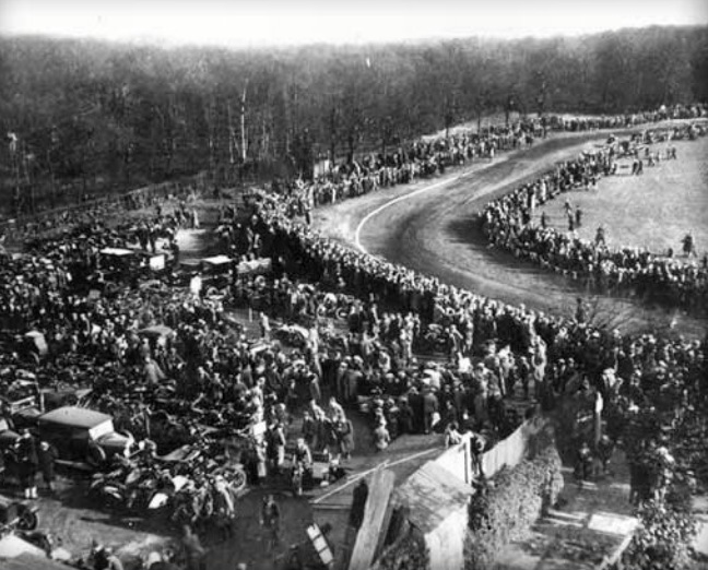 High Beach - Epping - Kings Oak Pub : Image credit www.defunctspeedway.co.uk